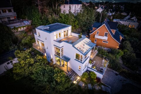 Modernistisk arkitektur møter palmesus på Nordstrand